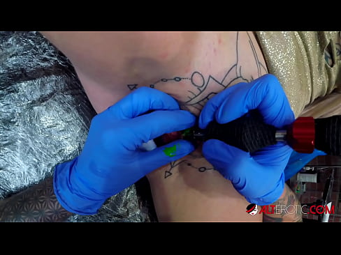 ❤️ Uiters getatoeëerde hottie Sully Savage het 'n tatoeëermerk op haar klitoris gekry ☑ Porno vk op af.quizfarmature.ru ﹏